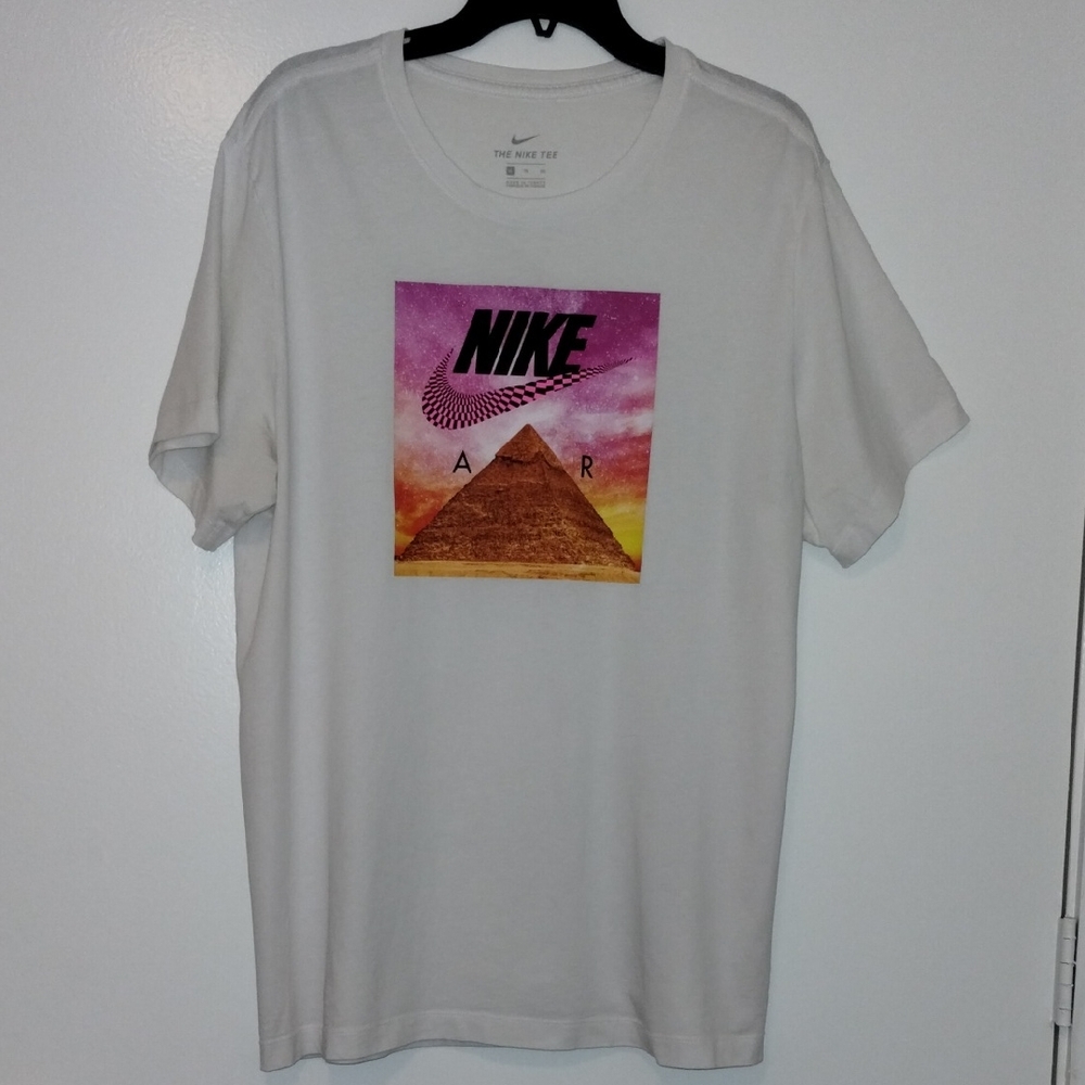 Nike Men's Tee with Pink and Orange Pyramid Graphic